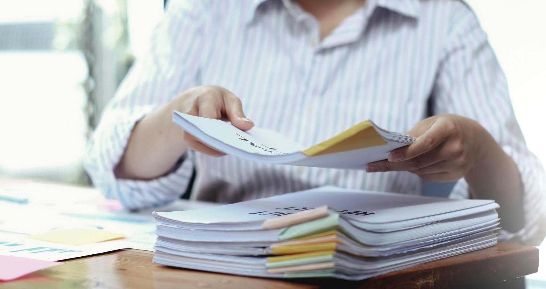 Aufgeräumter Arbeitsplatz mit Laptop und Notizbuch für konzentriertes Fernlernen